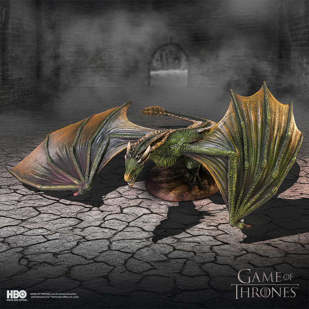 Dieses Bild zeigt eine detaillierte Figur eines Drachen, der auf einem Felsen steht. Der Drache hat eine dunkle, fast schwarze Krperfarbe, die mit roten Akzenten an Nacken, Rcken und Schwanz verziert ist. Seine Flgel sind weit ausgebreitet und zeigen eine tiefrote Farbe mit dunkleren Adern, was ihnen ein bedrohliches und mchtiges Aussehen verleiht. Der Kopf des Drachen ist nach rechts gerichtet, sein Maul ist geffnet und zeigt scharfe Zhne, was auf Aggression oder einen bevorstehenden Angriff hindeutet. Die Augen sind rot und scheinen zu glhen. Dieses Modell ist wahrscheinlich ein Sammlerstck fr Fans von "Game of Thrones", das die Fantasie und die epische Erzhlung der Serie einfngt.