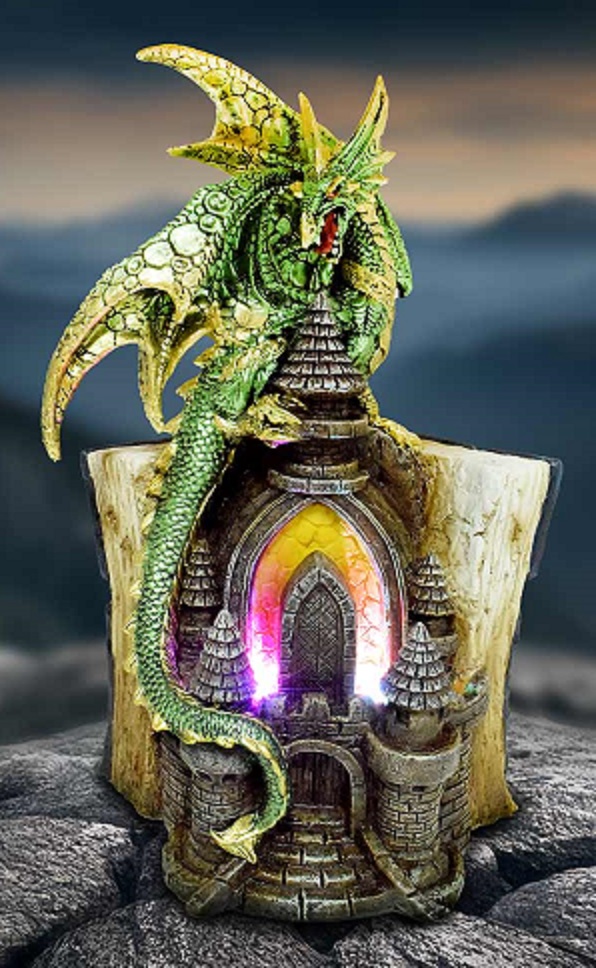 Dieses Bild zeigt eine detailreiche Skulptur, die einen grnen Drachen darstellt, der sich um eine mittelalterliche Burg windet. Der Drache ist mit scharfen Klauen, ausgebreiteten Flgeln und einem roten Auge gestaltet, was ihm ein bedrohliches Aussehen verleiht. Die Burg ist aus Stein gebaut und verfgt ber Trme und ein Tor, hinter dem ein warmes, gelbes LED-Licht scheint, das auf eine innere Flamme oder ein magisches Portal hindeuten knnte. Die Komposition und die Farbgebung  das Grn des Drachen, das Grau der Burg und das leuchtende Gelb im Hintergrund  erzeugen eine Atmosphre von Mysterium und Abenteuer. Die Skulptur vermittelt ein Gefhl von Fantasie und dem bernatrlichen. Sie ldt den Betrachter ein, sich eine Geschichte von Drachen, Burgen und verborgenen Welten vorzustellen. Es ist ein Kunstwerk, das die Vorstellungskraft anregt und die Faszination fr mythische Kreaturen und mittelalterliche Architekturen widerspiegelt.