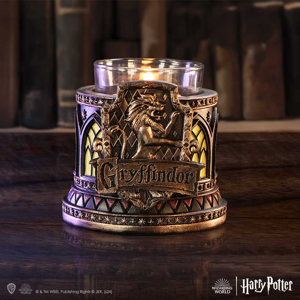 Dieses Objekt ist ein Teelichthalter, der dem Haus Gryffindor aus der Harry-Potter-Reihe gewidmet ist. Das Design ist reich an Symbolik und Details, die typisch fr das Haus Gryffindor sind. Als Fanartikel ist dieser Teelichthalter eine Hommage an die beliebte Buch- und Filmreihe. Er dient nicht nur einem praktischen Zweck, sondern auch als Sammlerstck und Dekorationsobjekt, das die Verbundenheit des Besitzers mit der Welt von Harry Potter zum Ausdruck bringt. Die Bedeutung liegt in der Feier der Kernwerte von Gryffindor  Mut, Ritterlichkeit und Entschlossenheit  und in der Schaffung einer magischen Atmosphre, die an die Geschichten erinnert. Es ist ein Stck Magie fr den Alltag, das die Fantasie anregt und die Erinnerung an die Abenteuer von Harry, Ron und Hermine wachhlt.